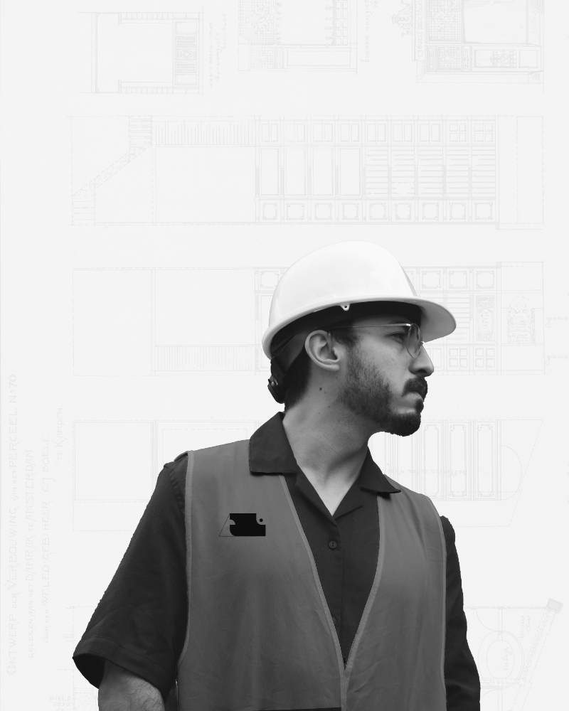 Retrato del arquitecto principal de Segurarch con casco y chaleco en obra, fondo de planos arquitectónicos en blanco.
